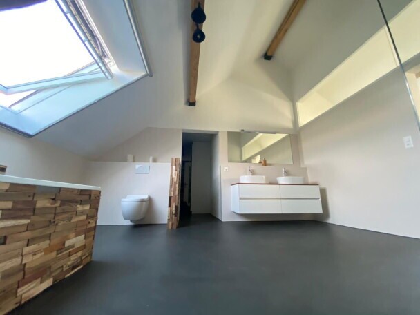 Mitarbeiterin Kunstharzbeläge (a) 80-100%, 2. Bild