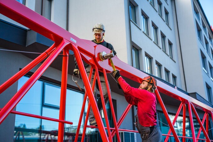 Kranmonteurin (a) 80-100%, 2. Bild