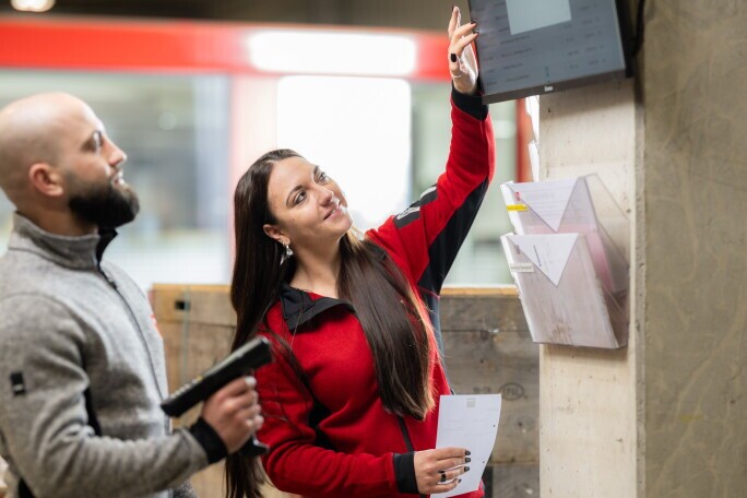 Magazinerin (a) 90-100%, 1. Bild